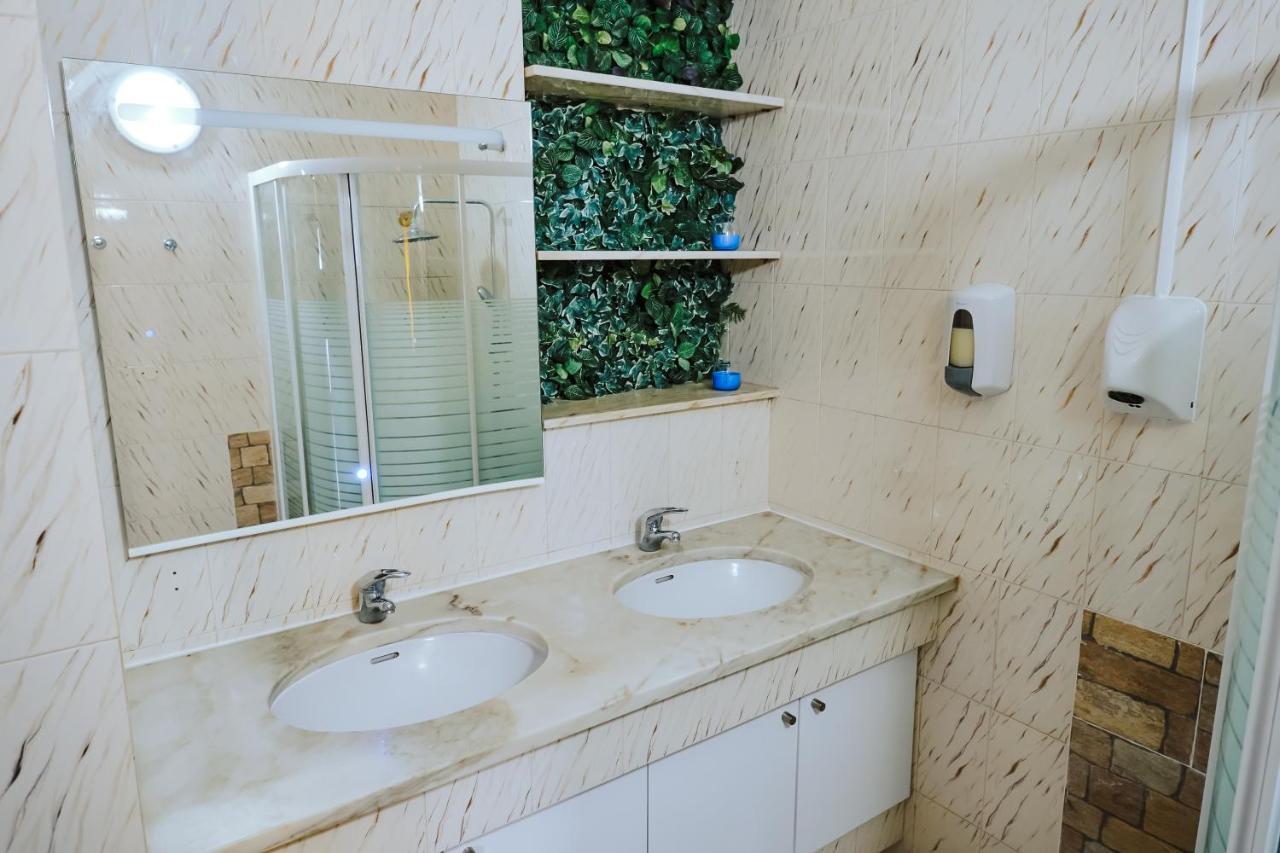 Help Yourself Hostels - Restelo Lissabon Buitenkant foto